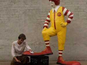 size_590_Banksy_provoca_McDonald’s_em_nova_escultura
