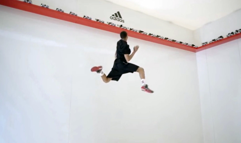 Ao invés de pagar, Adidas desafia o consumidor a saltar pelo novo tênis