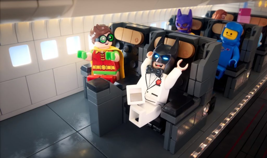 Companhia aérea usa personagens de “Uma Aventura LEGO” para dar instruções de segurança no voo