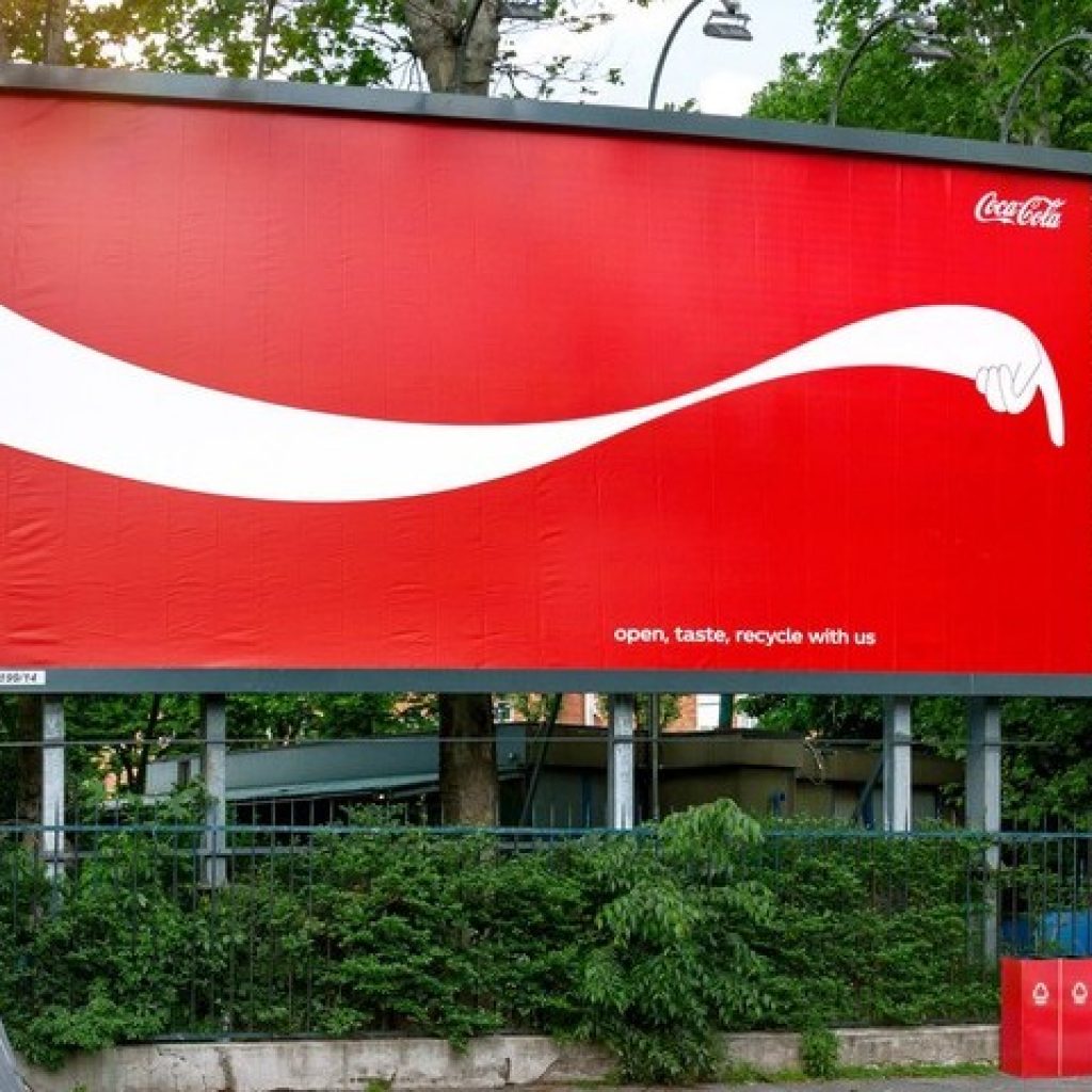 Outdoors da Coca-Cola apontam locais de reciclagem