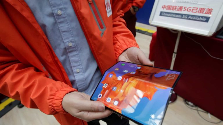 Smartphone dobrável da Huawei chega ainda este mês