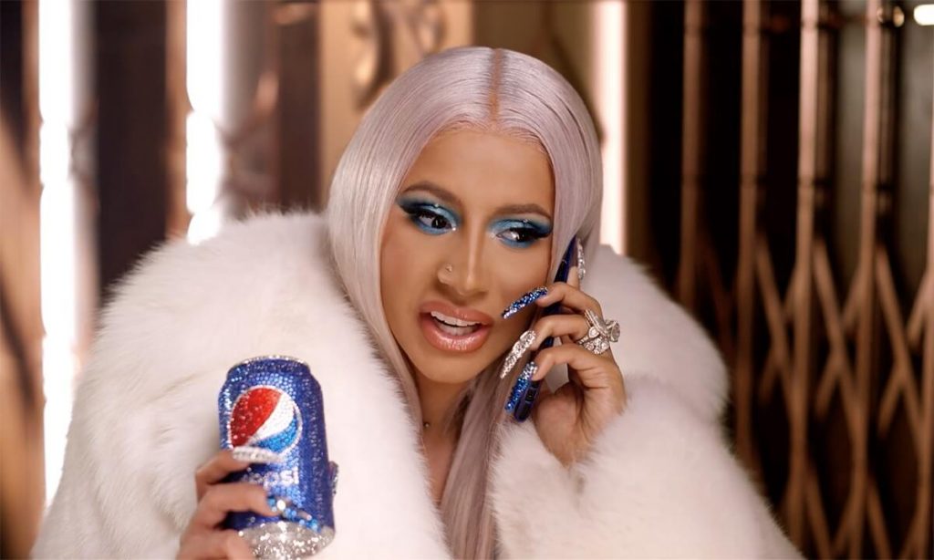 Cardi B protagoniza campanha de natal da Pepsi